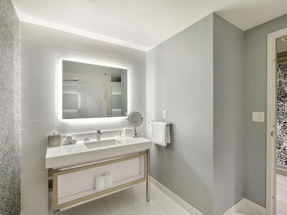 Business King Suite - Non-Smoking interior