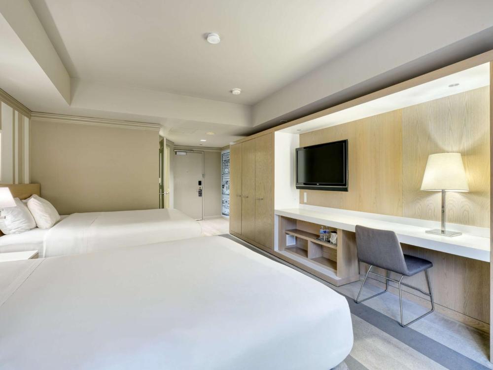 Mobility Accessible Deluxe King with Roll-In Shower interior